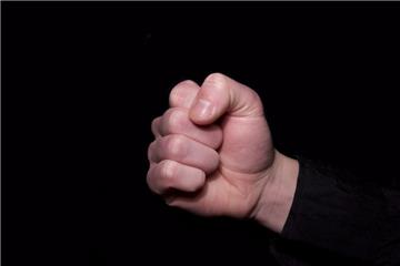 Ein Mann ist am Samstag in Bremen schwer verletzt worden, nachdem er gegen den Kopf getreten worden ist. 