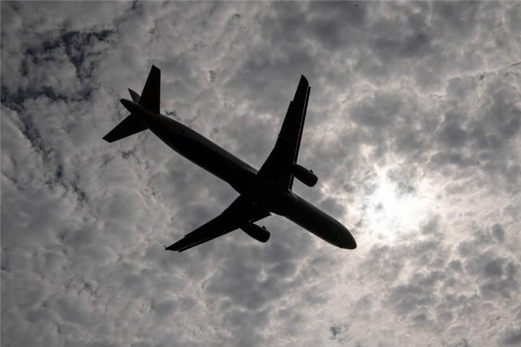 Ein Mann ist am Sonntag über London aus einem Flugzeug gefallen und gestorben. Der Mann war im Fahrwerk der Maschine mitgeflogen.