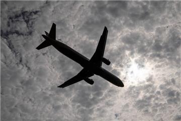 Ein Mann ist am Sonntag über London aus einem Flugzeug gefallen und gestorben. Der Mann war im Fahrwerk der Maschine mitgeflogen.