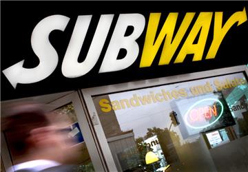 Ein Mann läuft an einer Filiale der Fastfood-Kette Subway vorbei.