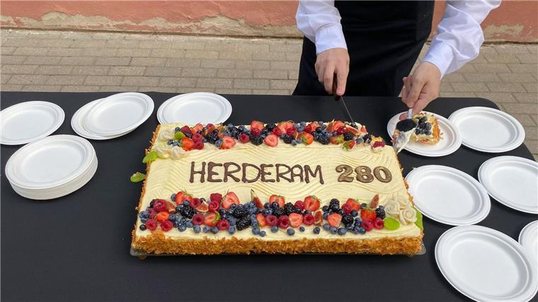 280. Geburtstag: Riga erinnert an Herder Ein Mann schneidet bei einer Gedenkveranstaltung am Denkmal für Johann Gottfried Herder (1744-1803) die „Herdertorte“ an.