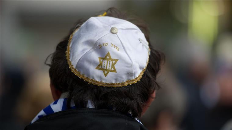 Zahl der Mitglieder jüdischer Gemeinden stabil Ein Mann trägt eine Kippa.