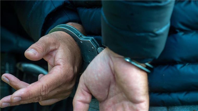 Polizistin bei Festnahme eines Betrügers verletzt Ein Mann trägt Handschellen.