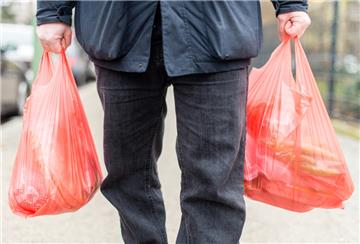 Ein Mann trägt seine Einkäufe in Plastiktüten nach Hause. Bundesumweltministerin Svenja Schulze will ein Verbot von Plastiktüten in Angriff nehmen.
