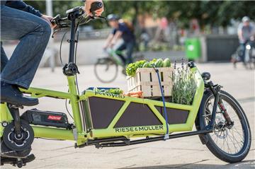 Ein Mann transportiert Lebensmittel auf einem mit einem Elektromotor unterstützten Lastenfahrrad. Geht es nach den Mitgliedern der Carsharing-Initiative in Tarmstedt, könnten dieser Anblick bald auch in der Samtgemeinde häufiger vorkommen.