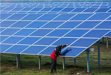 Ein Mann überprüft Photovoltaikpanele vor der Inbetriebnahme eines neuen Solarparks. Anlagen dieser Art sind an diversen Orten im Landkreis Rotenburg angedacht.