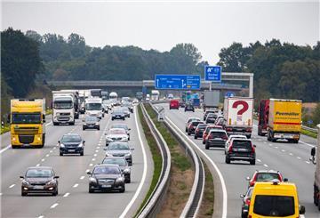 Ein Blick auf die starkbefahrene Autobahn A1 in der Nähe der Anschlussstelle Bockel zwischen Bremen und Hamburg.
