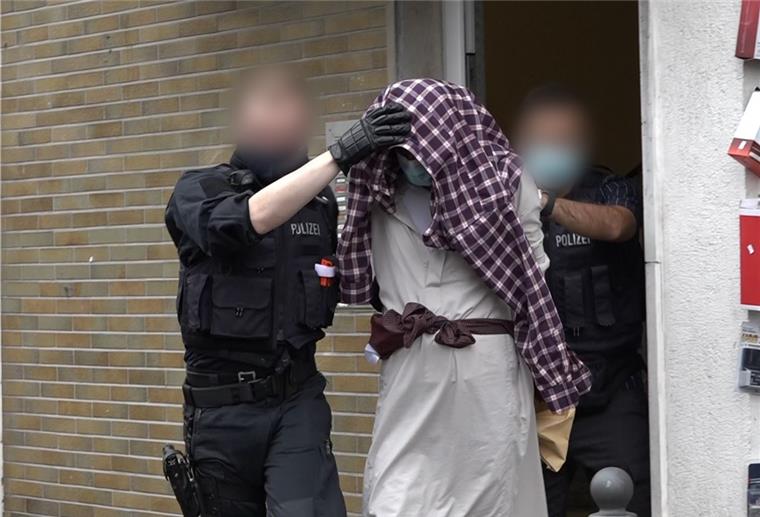 Ein Mann wird im Zusammenhang mit dem mutmaßlich geplanten Anschlag auf die Hagener Synagoge von Polizisten abgeführt. 