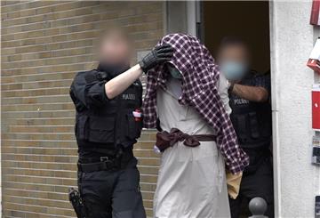 Ein Mann wird im Zusammenhang mit dem mutmaßlich geplanten Anschlag auf die Hagener Synagoge von Polizisten abgeführt. 