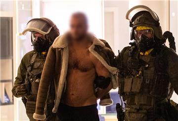 Ein Mann wird von Beamten des Spezialeinsatzkommandos (SEK) in Gewahrsam genommen.