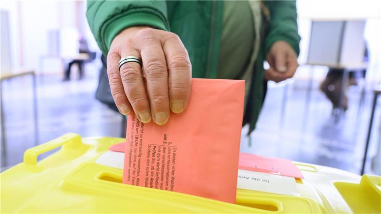 Briefwahl in Niedersachsen läuft - teils großer Andrang Ein Mann wirft seinen Wahlzettel für die Bundestagswahl 2025 in der Briefwahlstelle im Neuen Rathaus in eine Urne.