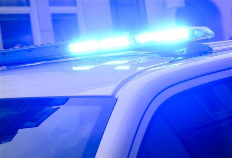 Ein Blaulicht leuchtet auf einem Einsatzfahrzeug der Polizei.