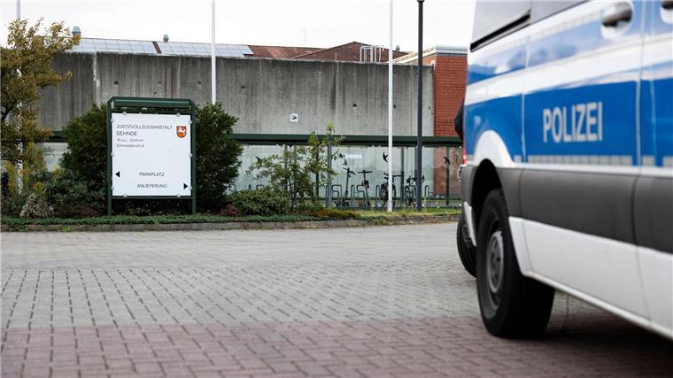 Frei unter Auflagen – Maddie-Verdächtiger trägt Fußfessel Ein Mannschaftswagen steht vor der JVA.