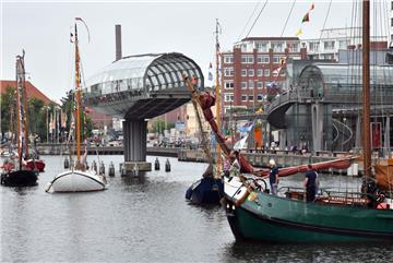 Ein maritimes Spektakel, das zahlreiche Schaulustige verfolgten: Die Teilnehmer der Schippertage laufen mit ihren hübschen Plattbodenschiffen in den Alten Hafen ein.