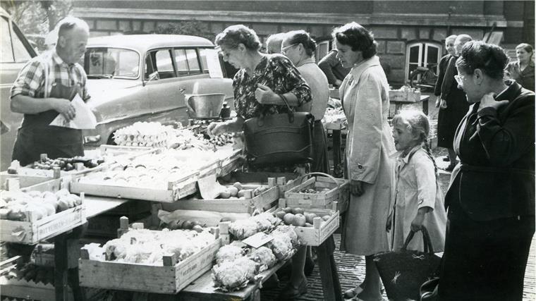 Kaum wiederzuerkennen: Wie sich die Braker Innenstadt verändert hat Ein Marktstand in der Innenstadt 1959.