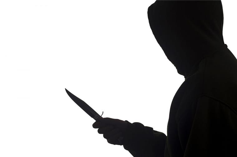Ein maskierter Messer-Räuber hat zusammen mit einem Komplizen eine Frau in Bremerhaven überfallen.
