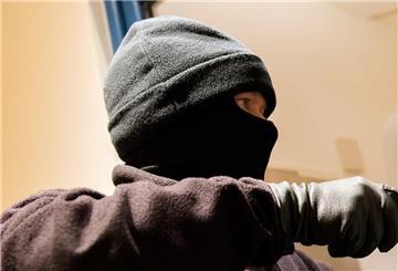 Ein maskierter Täter hat am Donnerstag in Bremerhaven einen 33-Jährigen überfallen (Symbolbild).