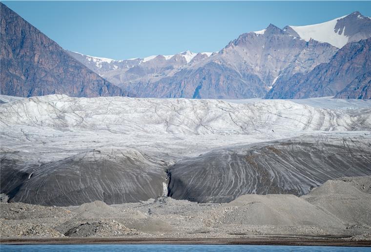 Ein massiver Gletscher zeigt sich bei Pond Inlet, in der kanadischen Arktis. Die Schneemengen auf der Nordhalbkugel sind laut einer Studie in den vergangenen 40 Jahren in Nordamerika deutlich stärker zurückgegangen als in Eurasien.