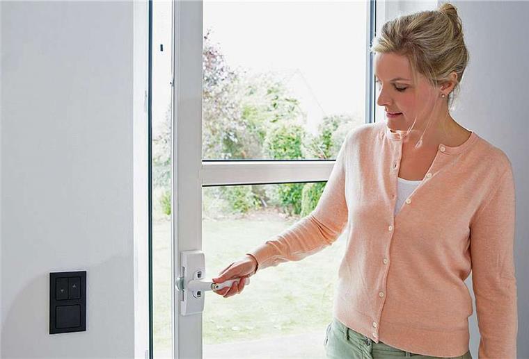 Einbrecher machen keinen Urlaub - Sicher jetzt dein Zuhause! Frau öffnet Tür