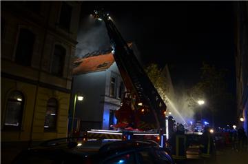 Ein Mehrfamilienhaus in der Wülbernstraße in Lehe brennt. Zwölf Menschen sollen verletzt worden sein.