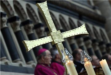 Ein Metallkreuz steht während eines Gottesdienstes im Dom. Die beiden großen christlichen Kirchen haben noch mehr Mitglieder verloren als ein Jahr zuvor.