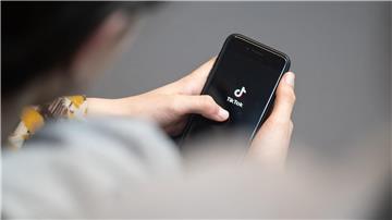 Ein Mindestalter von 14 Jahren für die Nutzung etwa der App Tiktok steht im Landtag zur Debatte. (Symbolbild)