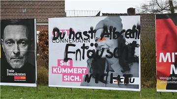 PRODUKTION - 05.02.2025, Niedersachsen, Leer: Ein mit ·Du hast Albrecht Enttäuscht· beschmiertes Wahlplakat der Bundestagsabgeordneten Gitta Connemann (CDU) steht an einer Kreuzung in Leer. Foto: Lars Penning/dpa - ACHTUNG: Nur zur redaktionellen Verwendung im Zusammenhang mit der aktuellen Berichterstattung und nur mit vollständiger Nennung des vorstehenden Credits +++ dpa-Bildfunk +++