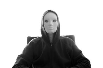 Ein mit einer weißen Maske und einer dunklen Kapuzenjacke bekleideter Mann hat eine Tankstelle in Geestemünde überfallen.