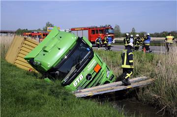 Ein mit Gefahrgut beladener Lastwagen ist am Mittwochmorgen kurz nach der Ausfahrt des Wesertunnels in einen Graben gefahren.