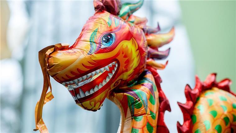 Tropengewächshaus Botanika feiert chinesisches Neujahrsfest Ein mit Helium gefüllter Ballon in Form eines Drachens hängt im Foyer der Botanika.