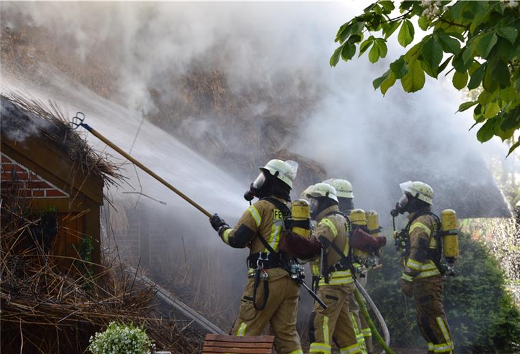 120 Feuerwehrkräfte bekämpfen Brand in Seefelder Moor Ein mit Reet gedecktes Haus in Seefelder Moor hat am Montagabend Feuer gefangen. Die Einsatzkräfte waren bis spät in die Abendstunden damit beschäftigt, den Brand zu löschen.