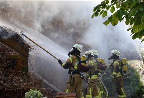 Ein mit Reet gedecktes Haus in Seefelder Moor hat am Montagabend Feuer gefangen. Die Einsatzkräfte waren bis spät in die Abendstunden damit beschäftigt, den Brand zu löschen.