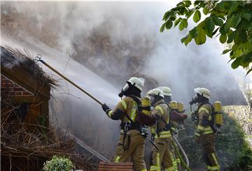 Ein mit Reet gedecktes Haus in Seefelder Moor hat am Montagabend Feuer gefangen. Die Einsatzkräfte waren bis spät in die Abendstunden damit beschäftigt, den Brand zu löschen.