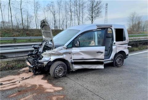 Ein mit sechs Personen besetzter Pkw war auf der A27 ins Schleudern gekommen.