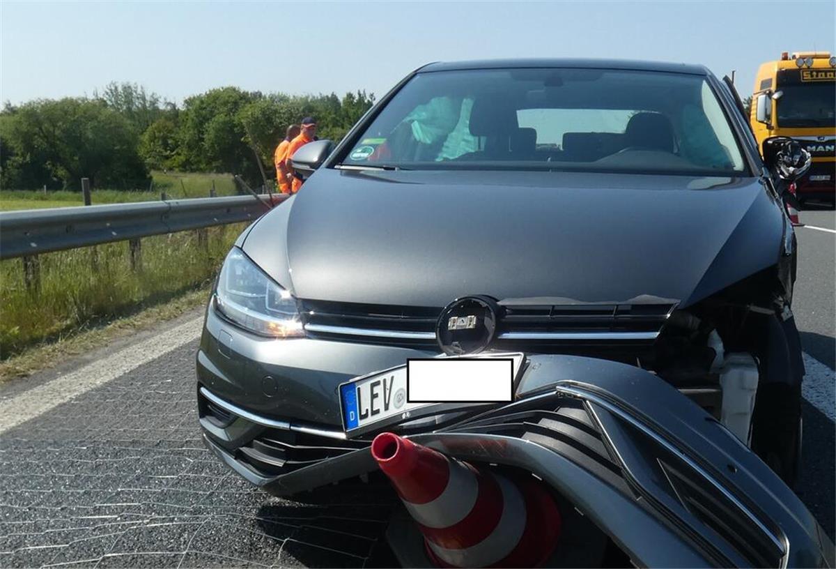 Frontalaufnahme des verursachenden Fahrzeuges mit Leitkegel