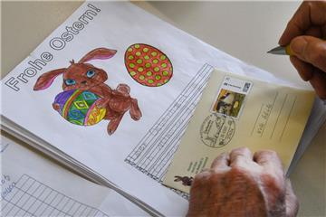 Ein Mitarbeiter beantwortet im Postamt von Hanni Hase in Ostereistedt einen Brief, den ein Kind an Hanni Hase geschrieben hat. 