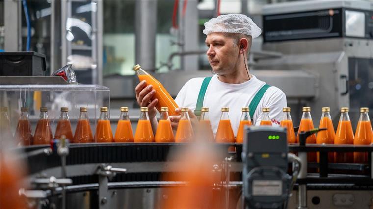 Wendland setzt verstärkt auf Ausbildung von Fachkräften Ein Mitarbeiter der Firma Voelkel kontrolliert Glasflaschen nach dem Abfüllen.