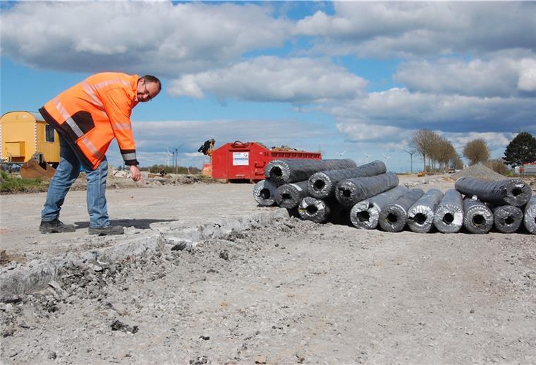 B 212 noch mindestens bis 20. Mai gesperrt Ein Mitarbeiter der Straßenmeisterei zeigt auf die alten Betonplatten, die entfernt werden müssen.