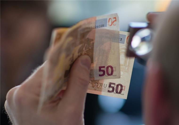Mit Falschgeld bezahlt: Amtsgericht Zeven verurteilt Mann zu Geldstrafe Ein Mitarbeiter des Nationalen Analysezentrums der Deutschen Bundesbank prüft mit der Lupe zwei 50 Euro-Banknoten. Geldfälscher produzieren häufig 50- und 20-Euro-Blüten.