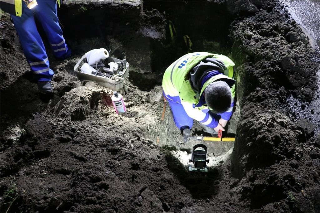 Ein Mitarbeiter des örtlichen Gasversorgers schließt die Energiezufuhr zum Haus.