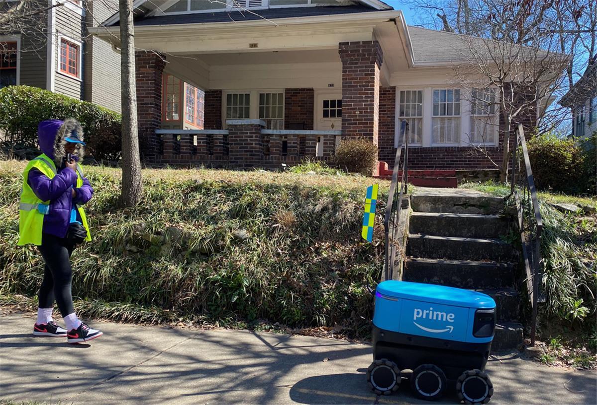 Ein Mitarbeiter des US-Onlineversandhändlers Amazon begleitet als sogenannter «Scout Ambassador» den «Amazon Scout» Lieferroboter, der testweise durch eine Nachbarschaft im Stadtviertel Midtown fährt.