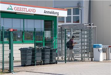 Ein Mitarbeiter desinfiziert sich beim Betreten vom Schlachthof Geestland Putenspezialitäten die Hände.