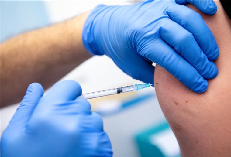 Ein Mitarbeiter einer Klinik wird von einem Kollegen mit dem Corona-Impfstoff von Biontech/Pfizer geimpft. In Bremerhaven und im Landkreis sind die Impfungen auch angelaufen. Symbolfoto: dpa