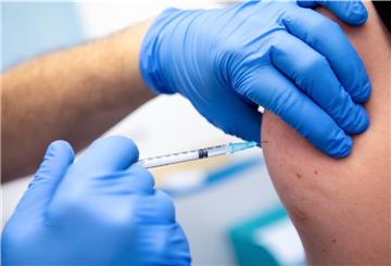 Ein Mitarbeiter einer Klinik wird von einem Kollegen mit dem Corona-Impfstoff von Biontech/Pfizer geimpft. In Bremerhaven und im Landkreis sind die Impfungen auch angelaufen. Symbolfoto: dpa
