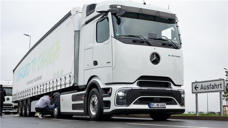 Daimler Truck: Serienversion von E-Lkw für Fernverkehr Ein Mitarbeiter putzt vor der Präsentation den neuen Fernverkehrs-Lkw „eActros 600“.