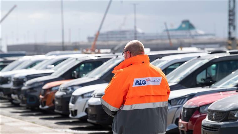 Ein Mitarbeiter steht auf dem Gelände vom BLG Autoterminal Bremerhaven.