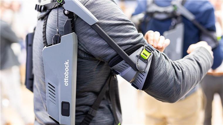 Ein Mitarbeiter trägt zu Demonstrationszwecken auf der Industriemesse Hannover Messe am Messestand von Ottobock ein Exoskelett.