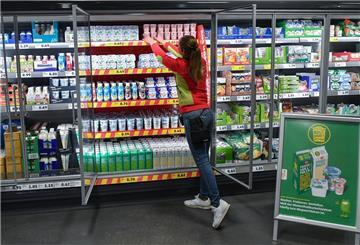 Kühlregal mit Milchprodukten
