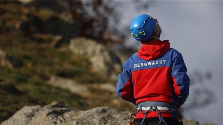 Zahl der Bergunfälle bleibt stabil Ein Mitglied der Bergwacht Harz beobachtet einen Übung der Bergwacht.