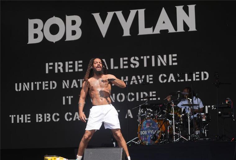 Ein Mitglied der Gruppe Bob Vylan rief das Publikum in Glastonbury dazu auf „Death, death to the IDF“ (Tod dem israelischen Militär) zu skandieren. 